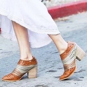 Urban Outfitters Leather Pointy Toe Laser Cut Distressed Ankle Booties Size 6